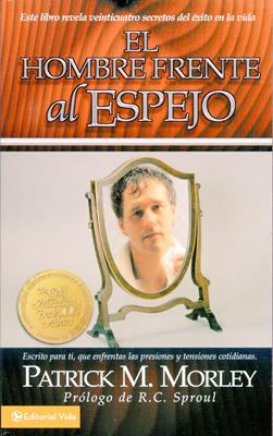 Hombre frente al espejo