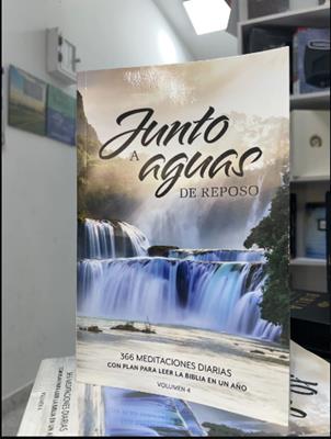 Junto A Aguas De Reposo 4