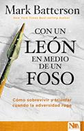Con un León en Medio de un Foso (Tapa Rústica)