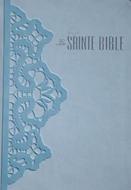 Bible de couleur bleu ciel avec un motif dentelle en relief