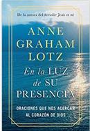 En la Luz de Su presencia (Tapa Dura) [Libro]