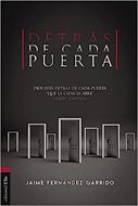 Detrás de cada Puerta (Rústica) [Libro]
