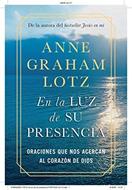 En la Luz de su Presencia (Tapa Rústica)