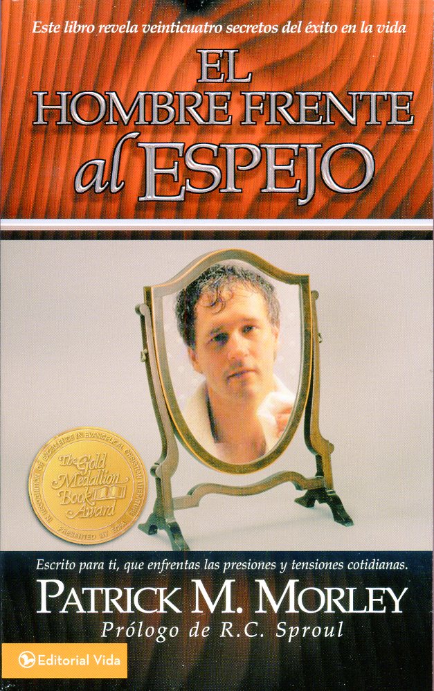 Hombre frente al espejo