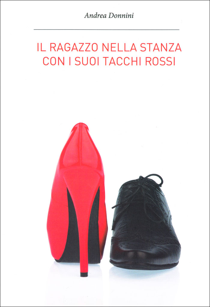 Il ragazzo nella stanza con i suoi tacchi rossi