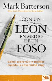 Con un León en Medio de un Foso