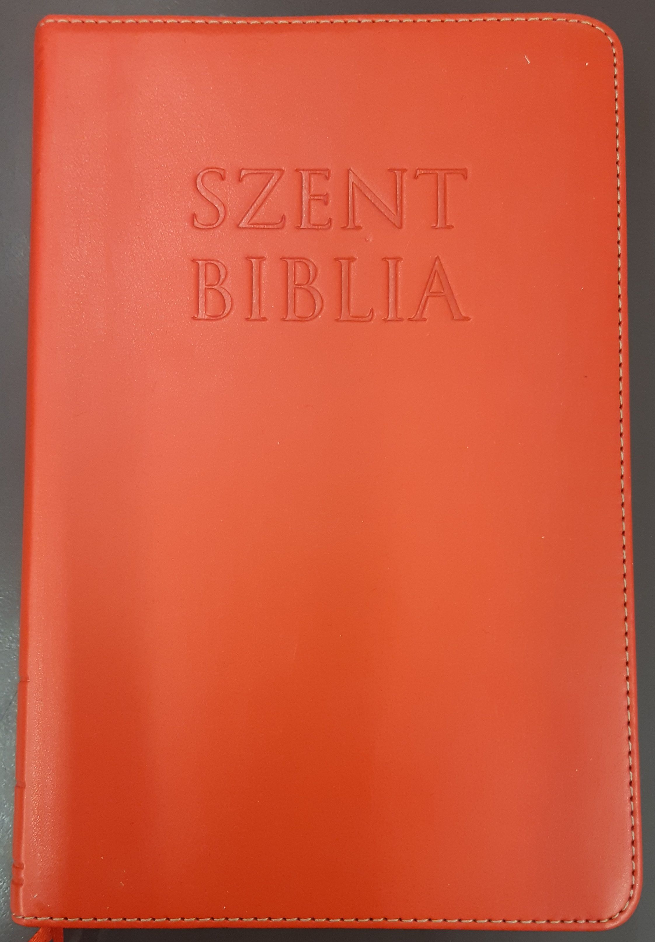 Károli Biblia, piros műbőr, aranyszegéllyel, regiszterrel